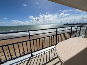 Appartement face plage au 9ème étage avec garage privatif - FR-1-197-622
