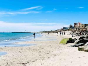 Beach apartment 22 esplanade sea-views