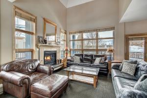 Fantastic Mountain Home Near Ski Lifts condo