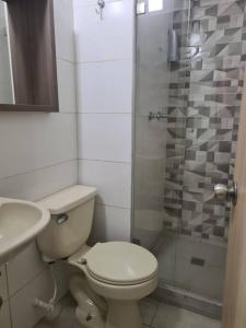 Apto 2 alcobas 2 baños 2 closet 2 camas dobles barrio cabañitas