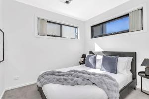 Luxurious Living in St Clair with Spa and Balcony