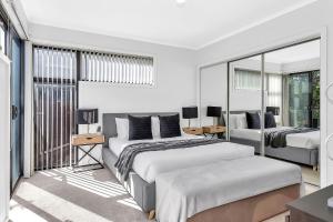 Luxurious Living in St Clair with Spa and Balcony