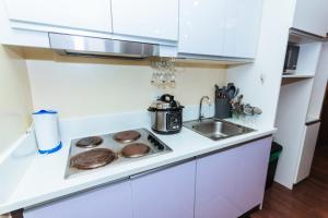 2 Bedroom Penthouse Air condo Makati Gym Swim Park 300 Mbps