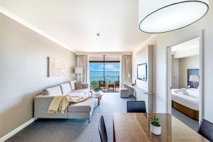 Harbourfront Magic in Two Separate Seaview Apartments
