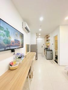 501 Modern Studio with Balcony & Kitchen