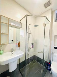 501 Modern Studio with Balcony & Kitchen