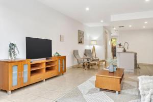 Urban Junction - Walk to Mawson Lakes Dining & Shops