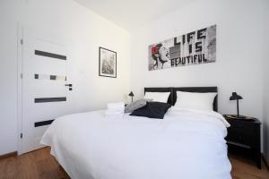 Drewnowska Modern Space Apartment by BookingHost