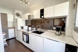 Bright and vast studio terrace easy parking Cannes heart of town 1 mn