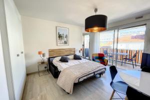 Bright and vast studio terrace easy parking Cannes heart of town 1 mn