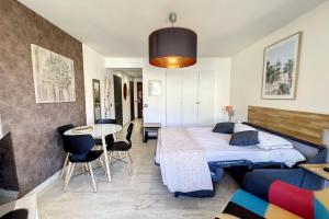 Bright and vast studio terrace easy parking Cannes heart of town 1 mn