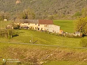 B&B / Chambres d'hotes La chambre Savoyarde chez les garcons : Chambre Familiale - Vue sur Montagne