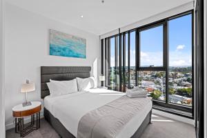 Mountain View Apt with Infinity Pool, Gym and Car Park