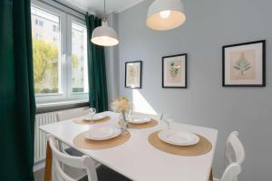 Bright Apartment Close To The Beach by Noclegi Renters