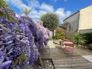 Hotels Logis Hotel Le Central : Chambre Familiale - Vue sur Jardin