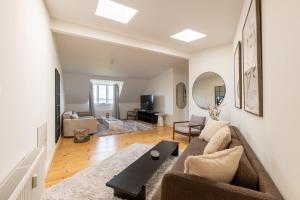 Bright 3BR Apartment with Balcony and Amazing Lake View
