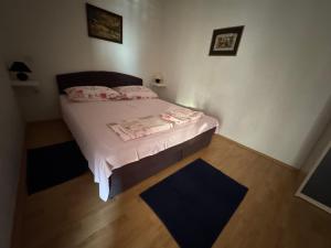 Apartment GOLDENS with a sea view