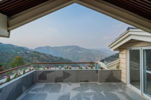 ELIVAAS privé Royce Cottage Hilltop 4 BHK Retreat With Indoor Bar, Terrace & Scenic Views