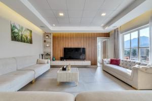 4BR villa Farmstay Mountain view Pool BBQ Kids area