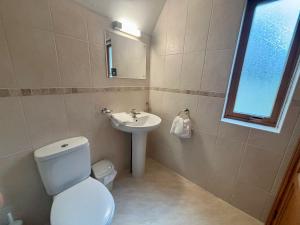 Acorn Lodge for Six with Hot Tub - Devon