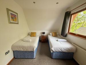 Acorn Lodge for Six with Hot Tub - Devon