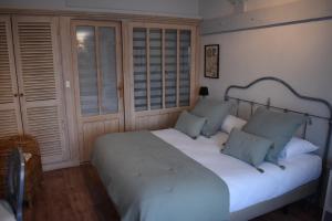 Hotels Logis Hotel Le Central : Chambre Double - Vue sur Jardin