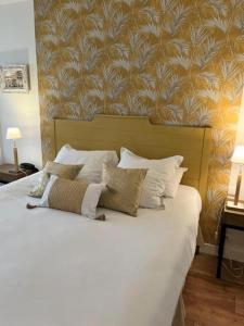 Hotels Logis Hotel Le Central : Chambre Lits Jumeaux - Vue sur Jardin