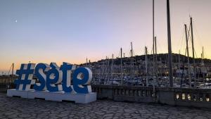 Grande Maison avec piscine, parking et wifi