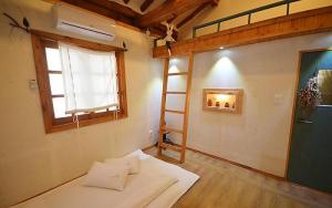 Jeonju Hanok Village under Mountain Pension - Ubytování bez kategorie ve městě Čondžu