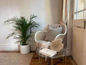 Sydney Harbourfront Boathouse and Studio Escape