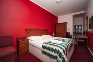 Double or Twin Room with Extra Bed room in Colloseum Hotel