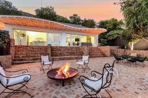 Enso Botanico Boutique Wellness Villa, with an outside wood-fire Hot Tub in Kosmos