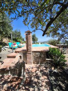 Künstlerhaus Finca Madreselva mit atemberaubenden Weitblick mit Infinitypool, kleinen Teichen und vielen Sitzplätzen in Tolox Malaga im Nationalpark Sierra de las Nieves, ideal für Entspannung, aber auch zum Wandern