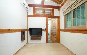 Jeonju Hanok Maeul Hanok Gotek Bugyeongdang