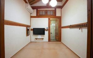 Jeonju Hanok Maeul Hanok Gotek Bugyeongdang