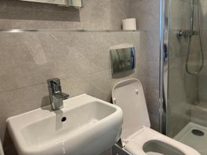 Bright & Stylish en-suite bedroom suitable for singles, couples, and families in a 2bed apartment