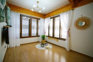 Jeonju Cheonnyeoneui Achim Hanok Pension