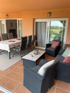 BEL APPARTEMENT REZ De CHAUSSEE AVEC DOUBLE TERRASSE FACE AU LAC ET AU GOLF