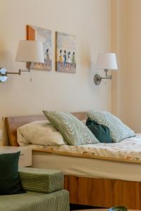 Window to the Fishermans Bastion w AC by NW