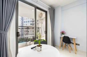 SaiGon Royal D4 - Serene Pool View Studio - Hana Apart