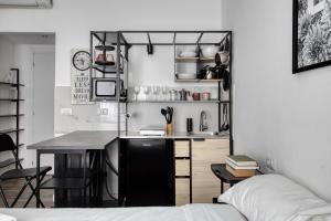 JOIVY Stylish Double Studios near Metro Station