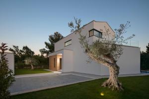 Moderne Luxusvilla Mali Dvor mit Pool 500m am Meer in Porec