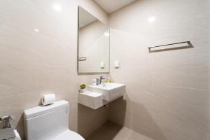 SaiGon Royal - 1BR Golden Hour in D4 - Hana Apart