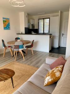 Appartements 2 pieces, moderne et lumineux avec piscine en residence privee : photos des chambres