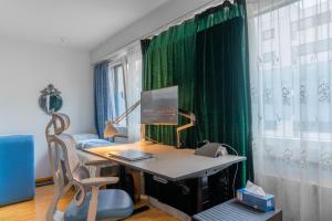 Bright Flat with Workspace near Downton