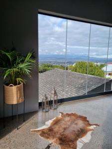 Scenic Mountain & Winelands views, Modern Design