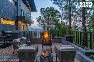 StayVista at Dos - The Himalayan Den with Jacuzzi