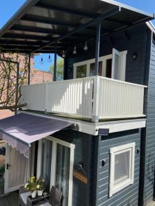 Tinyhouse Woody at the Water
