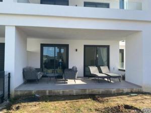 6 Guests - 3 Bedrooms - Private Garden - Pool