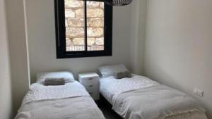 6 Guests - 3 Bedrooms - Private Garden - Pool